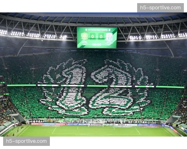 洛里昂球迷在球队保级关键战前展示巨型TIFO声援球队